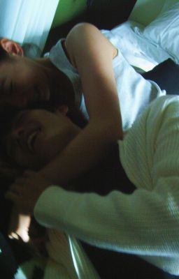 2cs; đối diện là anh.