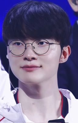 Anh lớn chào em nhỏ