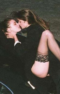 Cô Ấy Trong Tường