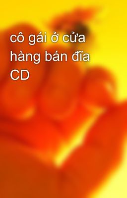 cô gái ở cửa hàng bán đĩa CD