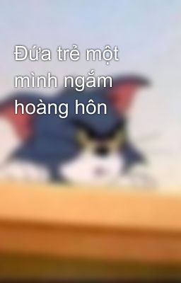 Đứa trẻ một mình ngắm hoàng hôn