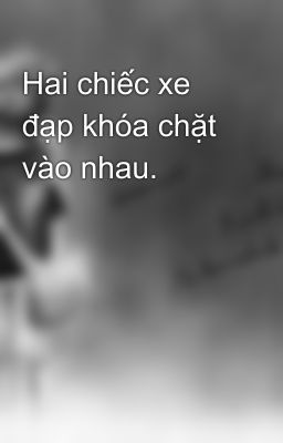 Hai chiếc xe đạp khóa chặt vào nhau.