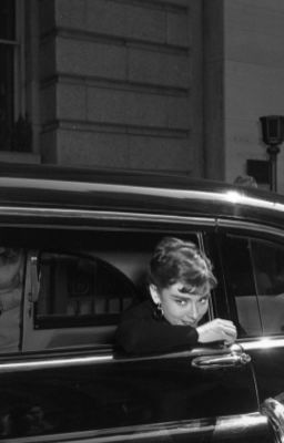 kể về những đêm không ngủ của hắn và em. 