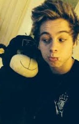 mi idolo es mi primo (luke hemmings y tu )