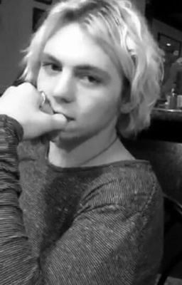 Ross Lynch: ⓓⓔⓟⓡⓔⓢⓢⓔⓓ