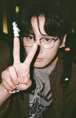 seongtae ⋆˚࿔ em ấy có hai thứ cong, một là mông, hai là giới tính