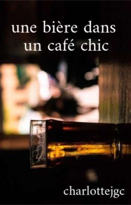 une bière dans un café chic