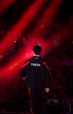 [ZHOGKxF] Cánh hoa hồng trên miệng mèo đen